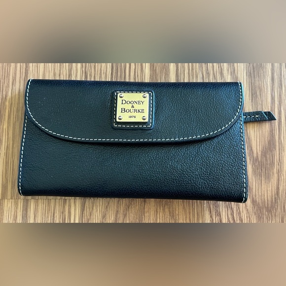 Dooney & Bourke Handbags - Dooney & Bourke Wallet